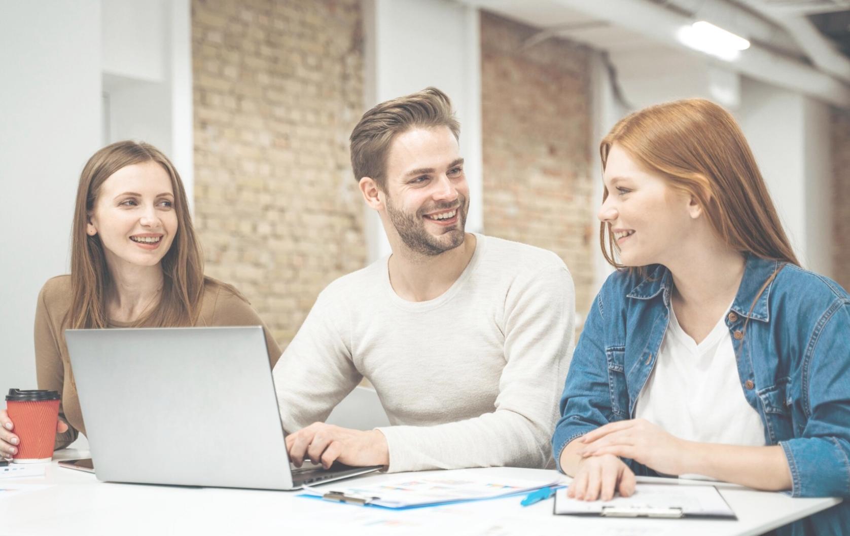 Moderner Arbeitsplatz für effektives Remote-Learning